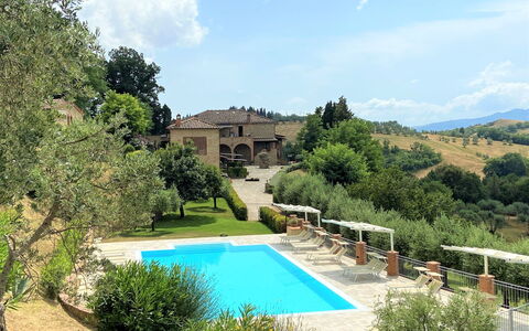 Volterra 819: Nuage, L'Eau, Plante, Ciel, Bâtiment, Arbre, Piscine, Bleu Azur, Végétation, Plan D'Eau