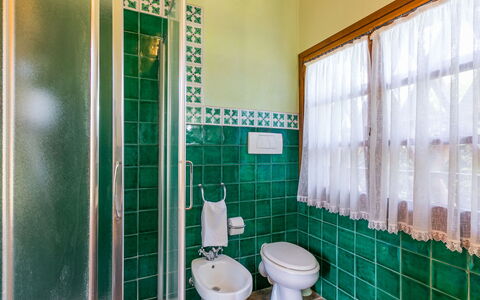 Casa Mori: Luminaire Plomberie, Bâtiment, Siège De Toilette, Toilette, Produit, Salle De Bains, Violet, Design Intérieur, Sol, Sol