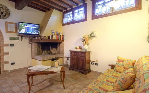 Castellina in Chianti 865: Pièce, Propriété, Bâtiment, Maison, Meubles, Design Intérieur, Plafond, Immobilier, Sol, Salon