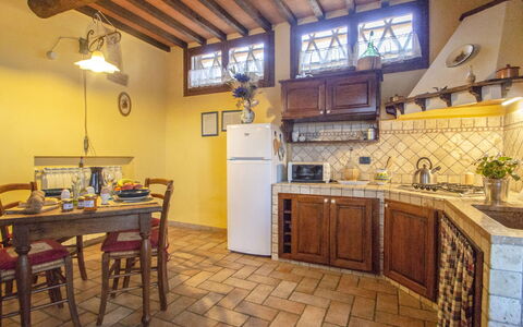 Castellina in Chianti 865: Propriété, Pièce, Bâtiment, Cuisine, Meubles, Comptoir, Design Intérieur, Maison, Immobilier, Sol