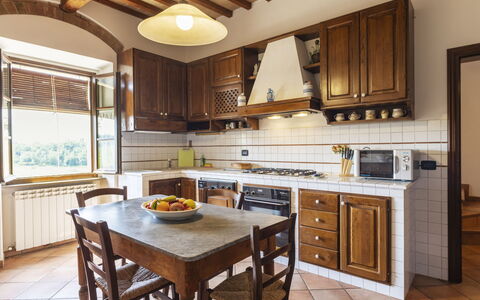 Castellina in Chianti 890: Cabinetry, Meubles, Comptoir, Fenêtre, Table, Bois, Tiroir, Cuisine, Chaise, Cuisinière