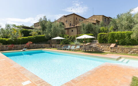 Castellina in Chianti 890: L'Eau, Plante, Ciel, Propriété, Piscine, Bleu Azur, Bâtiment, Chaise, Nuage, Arbre