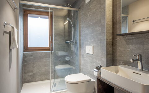 Zinal 9000: Salle De Bains, Luminaire Plomberie, Sol, Design Intérieur, Sol, Évier, Plomberie, Robinet, Miroir, Lavabo