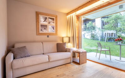 Swisspeak Resorts Zinal 9000.104: Design Intérieur, Meubles, Sol, Sol, Bois, Canapé, Pièce, Plafond, Salon, Chaise