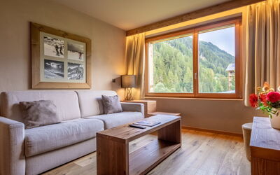 Swisspeak Resorts Zinal 9000.101: Design Intérieur, Sol, Pièce, Salon, Dur, Plafond, Parquet, Canapé, Cadre