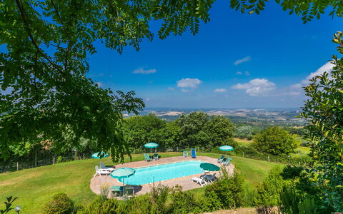 Poggio al Colle: Nuage, Plante, Ciel, L'Eau, Piscine, Bleu Azur, Paysage Naturel, Arbre, Lot Terre, Plan D'Eau