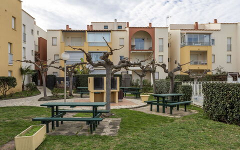 Santa Monica 1: Ciel, Plante, Nuage, Bâtiment, Table, Propriété, Fenêtre, Meubles, Extérieur Banc, Table De Pique-Nique