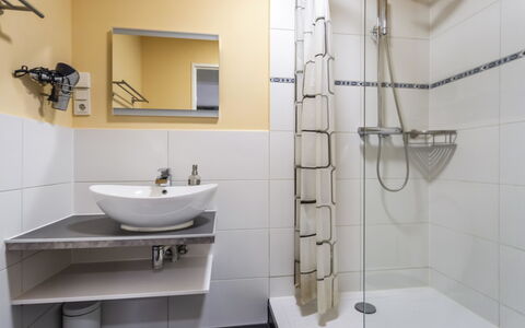 Santa Monica 1: Miroir, Robinet, Luminaire Plomberie, Évier, Propriété, Lavabo, Salle De Bains, Design Intérieur, Douche