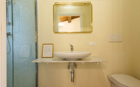 Podere Rasenna: Miroir, Marron, Luminaire Plomberie, Lavabo, Évier, Robinet, Propriété, Salle De Bains, Violet, Design Intérieur