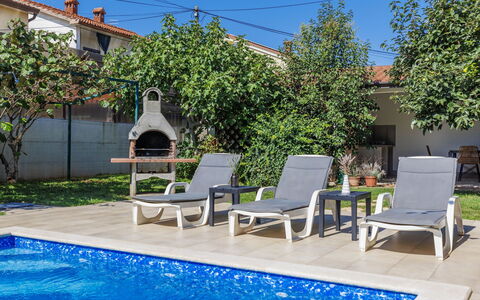 Villa Toni: L'Eau, Plante, Meubles, Propriété, Ciel, Bleu Azur, Piscine, Mobilier De Jardin, Ombre, Chaise