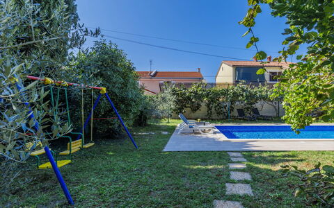 Villa Toni: Plante, Ciel, Bâtiment, Ombre, Fenêtre, Arbre, Surface De La Route, Lot Terre, Design Urbain, Herbe
