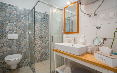 Amberg: Miroir, Luminaire Plomberie, Robinet, Évier, Tete De Douche, Salle De Bains, Violet, Architecture, Éclairage, Douche