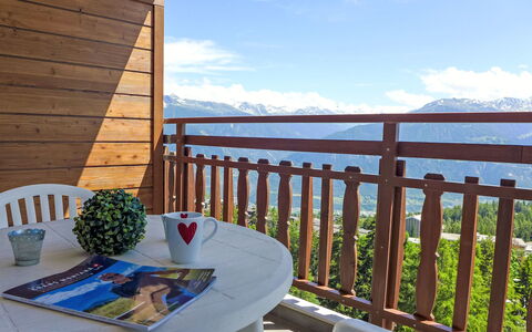 Crans-Montana 106: Ciel, Nuage, Plante, Meubles, Table, Bleu Azur, Bois, Chaise, Clôture, Mobilier De Jardin