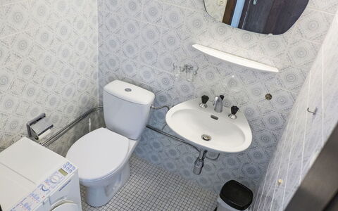 Crans-Montana 106: Propriété, Luminaire Plomberie, Siège De Toilette, Violet, Salle De Bains, Robinet, Noir, Lavabo, Toilette, Évier