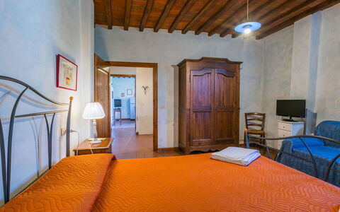 Greve in Chianti 600: Design Intérieur, Chambre, Meubles, Lit, Plafond, Sol, Pièce, Sol, Drap De Lit, Cadre De Lit