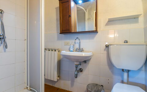 Greve in Chianti 600: Lavabo, Salle De Bains, Luminaire Plomberie, Mur, Évier, Sol, Sol, Robinet, Design Intérieur, Miroir