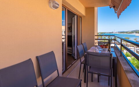 Mariners 4: Pièce, Propriété, Bâtiment, Meubles, Balcon, Immobilier, Architecture, Design Intérieur, Ciel, Maison