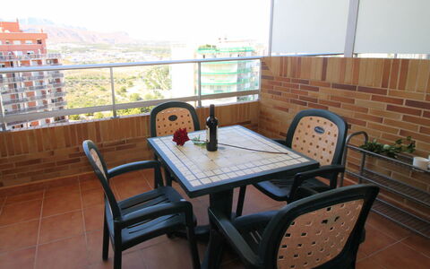 Torre Maestral: Table, Meubles, Propriété, Fenêtre, Chaise, Bâtiment, Vaisselle, Plante, Bois, Ciel