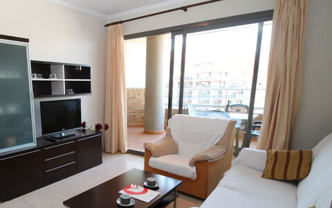 Torre Maestral: Table, Meubles, Propriété, Confort, Bâtiment, Éclairage, Canapé, Bois, Salon, Design Intérieur