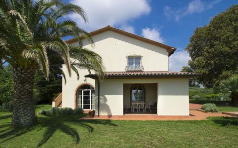 Podere le Valli: Plante, Ciel, Nuage, Bâtiment, Fenêtre, Arbre, Maison, Ombre, Herbe, Chalet