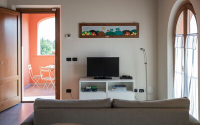 Loto: Propriété, Meubles, Bâtiment, Canapé, Fenêtre, Bois, Design Intérieur, Confort, Salon, Sol