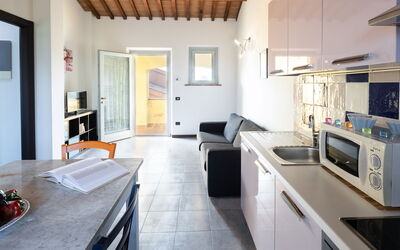 Farfalle: Cabinetry, Comptoir, Cuisine, Table, Cuisinière, Design Intérieur, Bois, Architecture, Électroménager, Sol