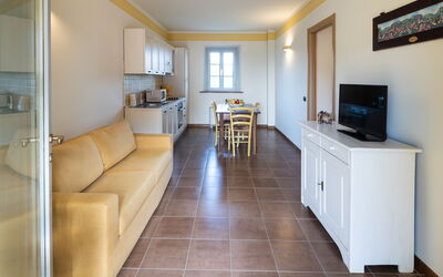 Grano: Meubles, Cadre, Propriété, Canapé, Design Intérieur, Sol, Salon, Sol, Plante D'Appartement, Mur