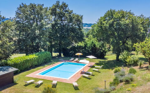 Podere S Giovanni: Plante, Propriété, Ciel, Piscine, La Nature, Arbre, Ombre, Architecture, Chaise, Mobilier De Jardin