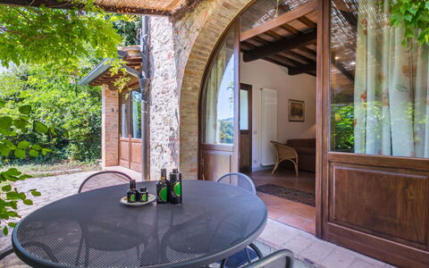 Podere S Giovanni: Table, Meubles, Propriété, Chaise, Bâtiment, Bois, Design Intérieur, Ombre, Porte, Mur