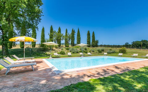 Podere S Giovanni: L'Eau, Plante, Ciel, Piscine, Arbre, Parapluie, Bâtiment, Ombre, Mobilier De Jardin, Paysage Naturel