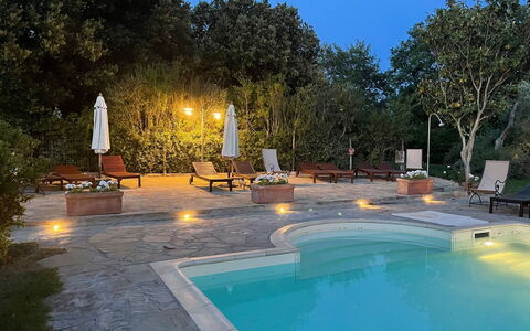 Agriturismo le Calle: L'Eau, Plante, Propriété, Piscine, Arbre, Ciel, Mobilier De Jardin, Chaise, Loisir, Immobilier