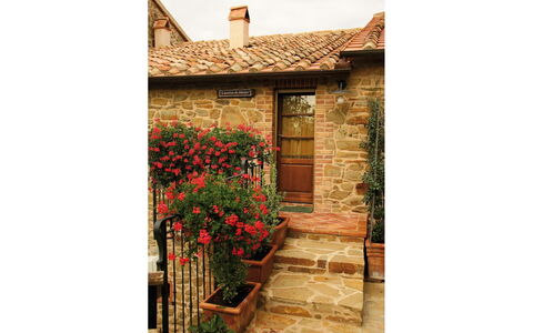 Agriturismo le Calle: Fleur, Plante, Bâtiment, Fenêtre, Bois, Rectangle, Pot De Fleur, Pétale, Brique, Teintes Et Ombres