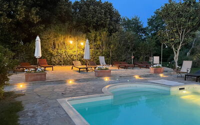 Agriturismo le Calle: L'Eau, Plante, Propriété, Piscine, Arbre, Ciel, Mobilier De Jardin, Chaise, Loisir, Immobilier