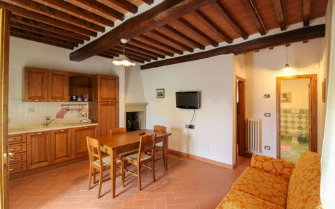 Borgo di Usciano: Sol, Design Intérieur, Bois, Plafond, Meubles, Sol, Pièce, Comptoir, Cabinetry, Cuisine