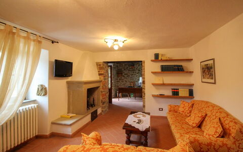 Borgo di Usciano: Meubles, Design Intérieur, Mur, Sol, Pièce, Canapé, Bois, Plafond, Sol, Salon