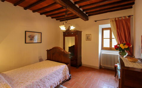 Borgo di Usciano: Meubles, Mur, Design Intérieur, Bois, Chambre, Sol, Lit, Sol, Plafond, Drap De Lit