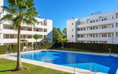 Angel Blanco: L'Eau, Bâtiment, Plante, Jour, Ciel, Fenêtre, Piscine, Bleu Azur, Arbre, Maison