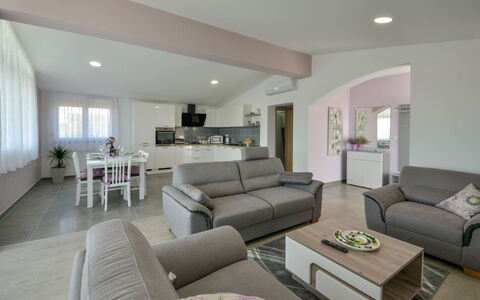 Nina: Pièce, Salon, Propriété, Meubles, Design Intérieur, Bâtiment, Immobilier, Sol, Table, Maison