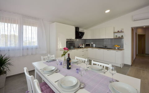 Nina: Propriété, Pièce, Salle De Bains, Design Intérieur, Bâtiment, Maison, Immobilier, Meubles, Architecture, Évier