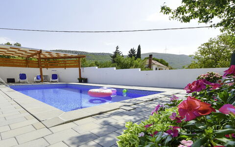 Nina: Ciel, Plante, L'Eau, Fleur, Piscine, Bâtiment, Rectangle, Arbre, Ombre, Herbe