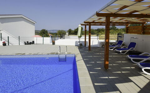 Nina: Ciel, Bâtiment, Bleu, Ombre, Maison, Sol, Loisir, Piscine, Bois, Toit