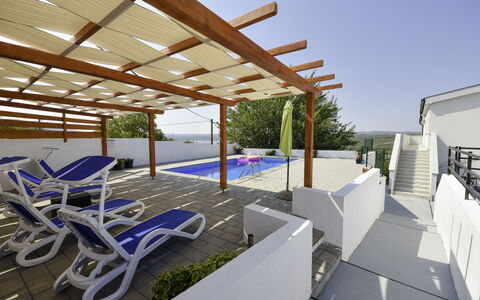 Nina: Propriété, Ciel, Ombre, Mobilier De Jardin, Bâtiment, Design Intérieur, Bois, Arbre, Chaise, Design Urbain