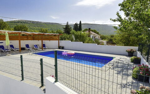 Nina: Ciel, Plante, Nuage, Piscine, Bâtiment, Clôture, Arbre, L'Eau, Ombre