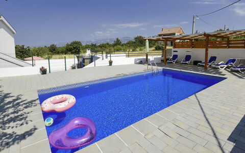 Nina: L'Eau, Ciel, Nuage, Bâtiment, Piscine, Bleu Azur, Maison, Ombre, Mobilier De Jardin, Sol