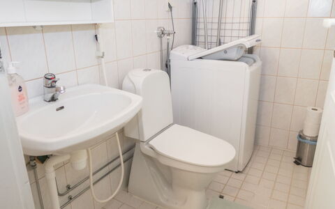 Purnukylä 4: Luminaire Plomberie, Salle De Bains, Siège De Toilette, Toilette, Évier, Lavabo, Sol, Sol, Plomberie, Robinet