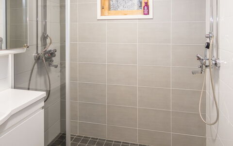 Purnukylä 4: Salle De Bains, Sol, Luminaire Plomberie, Sol, Mur, Design Intérieur, Toilette, Plomberie, Douche, Tuile