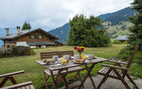 Baroudeur B04: Ciel, Nuage, Plante, Table, Meubles, Montagne, La Nature, Tableau De Plein Air, Arbre, Mobilier De Jardin