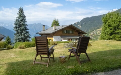 Baroudeur B04: Nuage, Ciel, Plante, Bâtiment, Montagne, Arbre, Paysage Naturel, Maison, Lot Terre, Montagnes