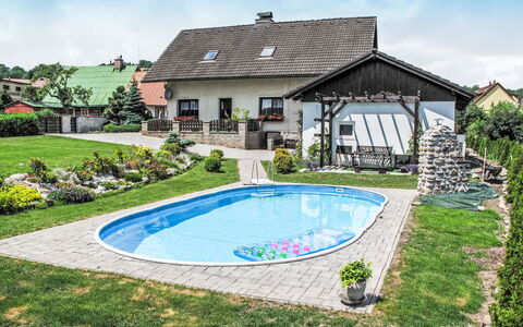 Pool & Sauna Vrchlabi: Piscine, Jardin, Arrière-Cour, Aménagement Paysager, Cour, Chalet, Pelouse, Recours, Biens, Dalle