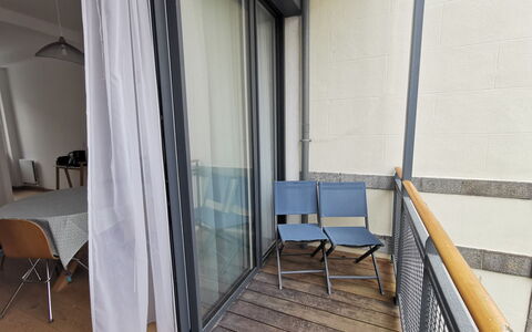 Villa Terre Neuve: Meubles, Bâtiment, Bois, Chaise, Ombre, Maison, Confort, Sol, Sol, Dur